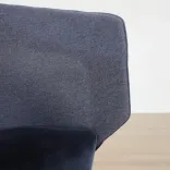 Begagnad fåtölj med hög rygg Layer från Offecct i mörkblått. Mått: Höjd: 106 cm, Sitthöjd: 42 cm, Rygghöjd: ca 68 cm, Bredd: 85 cm, Sittdjup: ca 75 cm. 