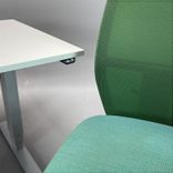 Begagnad kontorsgrupp med kontorsstol Soul Mesh, från Savo. Har grön sits och luftig meshrygg, samt höj- och sänkbart skrivbord med vit bordsskiva på silverstativ. Mått bord: (Bredd: 140 cm / Djup: 80 cm