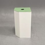 Begagnad papperskorg i vit pulverlackerad stålplåt och grönt lock med hål. Mått: Bredd 40 cm, Djup 37 cm, Höjd 70 cm. 