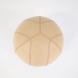 Begagnad balansboll Boullée från Materia med beige klädsel, kromad underdel. Mått:  diameter 52 cm. 