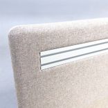 Begagnad bordsskärm Vibe Focus Flyby från Kinnarps i beige tyg. Mått: Bredd 140 cm, Djup 4 cm, Höjd 65 cm. 