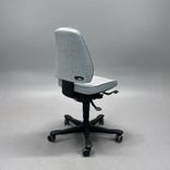 Begagnad kontorsstol 6000/8000 med låg rygg från Kinnarps, klädd sits och rygg i ljusgrått tyg. Mått: Sitthöjd 40–54 cm. 