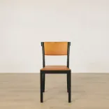 Begagnad konferensstol Light & Easy från Gärsnäs i svart och läder. Mått: Total höjd 82 cm, sitthöjd 46 cm, bredd 35 cm, sittdjup 40 cm. 