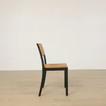 Begagnad konferensstol Light & Easy från Gärsnäs i svart och läder. Mått: Total höjd 82 cm, sitthöjd 46 cm, bredd 35 cm, sittdjup 40 cm. 