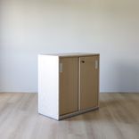 Begagnat skåp med skjutdörr, modell Space. I ljust träslag med lås. Mått: Höjd 82 cm, bredd 82 cm, djup 40 cm. 