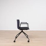 Begagnad stol med hjul Catifa 46 Trestle Swivel från Arper i mörkblått tyg. Mått: Sitthöjd: 44 cm, Rygghöjd: 36 cm, Total höjd: 80 cm, Sittbredd: 47 cm, Ryggbredd: 41 cm, Djup: 42 cm. 