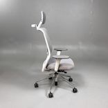 Begagnad kontorsstol ID Mesh från Vitra ljusgrå mesh med grått nackstöd, armstöd, klädhängare och kromat underrede. Mått: Sitthöjd 40–52 cm.