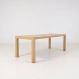Begagnat konferensbord från Andreu World med ljus träfinish och utdragsfunktion. Mått: Höjd: 74 cm, Bredd: 140 - 200 cm, Djup: 90 cm. 
