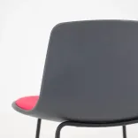 Begagnad barstol Lottus från Enea i svart med röd sits. Mått: Sitthöjd 66 cm och total höjd 88 cm. 