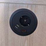 Begagnat projektbord i ljus ek med powerdot. Mått: bredd 180 cm, djup 70 cm och höjd 90 cm. 