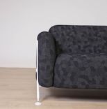Begagnad 3-sits soffa Mega från Massproductions. Mått: längd 230 cm, höjd 78 cm. Med runda sidopaneler av vitt stål som omger och lyfter de svartmönstrade dynorna. 