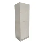 Begagnat personalskåp i vitt. Modell: Qbus. Med med fyra låsbara dörrar i vit färg. Mått: Höjd 194 cm, Bredd 64,5 cm, Djup 55,5 cm. Varje fack har ett hyllplan.