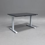 Begagnat höj och sänkbart skrivbord med mörkgrå bordsskiva oxh silvrigt stativ. Mått: bredd 120 cm, djup 80 cm, höjd 70 - 120 cm.