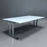 Begagnat konferensbord Snitsa från SA Möbler med vit bordsskiva, kromat stativ, powerbox och kabelhål. Mått: Bredd: 210 cm, Djup 120 cm, Höjd 72 cm. 