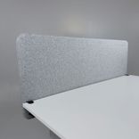 Begagnad bordsskärm Softline 30 från Abstracta i grått tyg. Mått: Bredd 160 cm x Djup 3 cm x Höjd 65 cm. 
