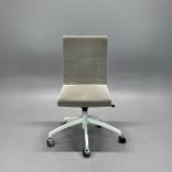 Begagnad stol med hjul Woods från EFG i beige tygklädsel, vitt underrede. Mått: Bredd 63 cm, djup 67 cm, höjd 92–105 cm, sitthöjd 42–55 cm. 