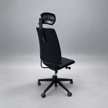 Begagnad kontorsstol Motto från Profim i svart textil, med nackstöd. Justerbar sitthöjd på 43–56 cm. 