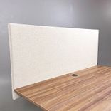 Begagnad bordsskärm från Ragnars i beige. Bredd: 140 cm, Djup: 3 cm, Höjd: 65 cm. 