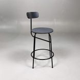 Begagnad barstol Afteroom från Menu med grå klädsel, svart ryggstöd och svart underrede i stålrör. Mått: Djup 55 cm, höjd 92 cm och sitthöjd 63 cm. 