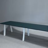 Begagnat konferensbord Collaborate från EFG med mörkgrön bordsskiva och vitt underrede. Mått: bredd 440 cm, djup 90 cm, höjd 72 cm. 