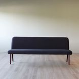 Begagnad soffa Anyway i lilamelerat tyg. Mått: bredd 182 cm, djup 65.5 cm och höjd 76 cm. 