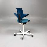 Begagnad kontorsstol med sadelsits Capisco Puls 8020 från HÅG i blått. Mått: Höjd 47 cm - 56 cm. 