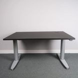 Begagnat höj- och sänkbart skrivbord Serie T från Kinnarps. I svart med silvriga ben. Mått: Bredd 120 cm, Djup 80 cm, Höjd justerbar från 61.5 till 128 cm. 