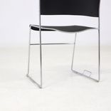 Begagnad konferensstol 40/4 från Howe med formpressad sits och rygg i svart, kromat stålunderrede. Mått: Höjd 75 cm, sitthöjd 44 cm, sittbredd 44 cm. 