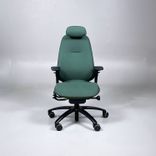 Begagnad sittgrupp med grön kontorsstol Mereo från RH, samt höj- och sänkbart skrivbord med vit bordsskiva. Mått: Bredd: 120 cm, Djup: 80 cm.  