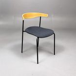 Begagnad konferensstol Hug från Edsbyn med rygg i askträ, klädd sits i grått samt svart stativ. Mått: Bredd 54.5 cm, Djup 48.5 cm, Höjd 74 cm, Sitthöjd 44 cm. 