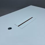 Begagnat konferensbord Snitsa från SA Möbler med vit bordsskiva, kromat stativ, powerbox och kabelhål. Mått: Bredd: 210 cm, Djup 120 cm, Höjd 72 cm. 