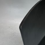 Begagnad konferensstol Chair 69 från Blå Station. Svart stomme med ljusgrå klädsel och ett kromat underrede. Mått: Bredd 50 cm, Djup 57 cm, Höjd 81.5 cm, Sitthöjd 47 cm. 