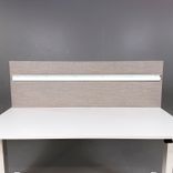 Begagnad bordsskärm VX från Horreds i beige med funktionslist. Mått: bredd 120 cm, djup 3 cm och höjd 60 cm. 