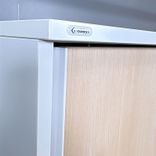 Begagnat skåp med skjutdörr Reflect från Edsbyn. Stomme i vit färg, dörrar i ask. Mått: bredd 120 cm, djup 43.5 cm och höjd 206 cm. 