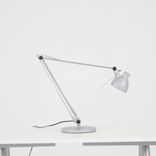 Begagnad skrivbordslampa Antifoni från IKEA i grått. Mått: justerbar höjd. Höjd 90 cm, fotens diameter 14 cm och lampans diameter 10 cm. 