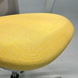 Begagnad kontorsstol Sofi Mesh 7500 från HÅG i ljusgrått med meshrygg, armstöd, nackstöd, gul sits. Mått: sitthöjd 39,3–54,1 cm. 