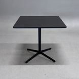 Begagnat cafébord Feather från Edsbyn svart. Mått: bredd 80 cm, djup 80 cm och höjd 72 cm. 