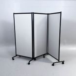 Begagnad golvskärm på hjul ONE Screen Trippel från Lintex. I grått med svart kant. Mått: bredd 228 cm, djup 170.5 cm, höjd 170.5 cm. 