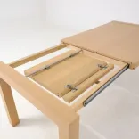 Begagnat konferensbord från Andreu World med ljus träfinish och utdragsfunktion. Mått: Höjd: 74 cm, Bredd: 140 - 200 cm, Djup: 90 cm. 