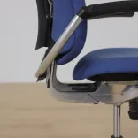 Begagnad kontorsstol Maxikon från Savo i blått. Mått: Sitthöjd: 40-54 cm, Sittdjup: 45 cm, Sittbredd: 45 cm, Höjd: 95-109 cm. 