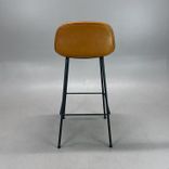 Begagnad barstol Fiber Barstool från Muuto med brunt cognacfärgat skinn på sitsen och svarta ben. Mått: Bredd 42.5, Djup 44.5, Höjd 87.5, Sitthöjd 68 cm. 