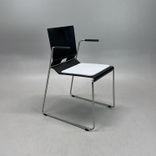 Begagnad konferensstol Chair 69 från Blå Station. Svart stomme med ljusgrå klädsel och ett kromat underrede. Mått: Bredd 50 cm, Djup 57 cm, Höjd 81.5 cm, Sitthöjd 47 cm. 