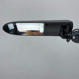 Begagnad skrivbordslampa Verit från Glamox Luxo med klämfäste i svart. Mått: höjd 85 cm.