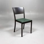 Begagnad matstol Light & Easy från Gärsnäs. I mörkgrått med sits i grönt skinn. Mått: Bredd 47 cm, Djup 40 cm, Höjd 82 cm, Sitthöjd 44 cm. 