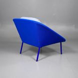 Begagnad fåtölj Netframe från Offecct. I blått med grå dyna. Mått: Bredd: 98 cm, Djup: 83 cm, Höjd: 74 cm, Sitthöjd: 40 cm. 