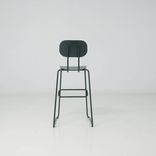 Begagnad barstol New School från .mdd i mörkgrönt. Mått: Sittdjup: 40 cm, Bredd: 38 cm, Höjd: 116 cm, Sitthöjd: 80 cm. 