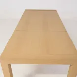 Begagnat konferensbord från Andreu World med ljus träfinish och utdragsfunktion. Mått: Höjd: 74 cm, Bredd: 140 - 200 cm, Djup: 90 cm. 