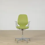 Begagnad konferensstol Monroe från Kinnarps i grönt tyg. Mått: Höjd: 95 - 110 cm Bredd: 47 cm Fotkryss: 65 cm Sitthöjd: 41 - 56 cm. 