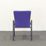 Begagnad konferensstol Arcus från Kinnarps i lila tyg, armstöd i bok och svart stålstativ. Mått: Bredd 56, Höjd 44, Höjd 80 cm, Djup 65 cm. 