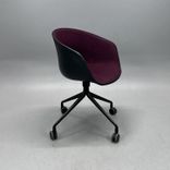 Begagnad stol med hjul AAC24 Front Upholstery från HAY i lila tyg med svart skal. Mått: bredd 59 cm, djup 52 cm, höjd 79 cm, sitthöjd 46 cm. 